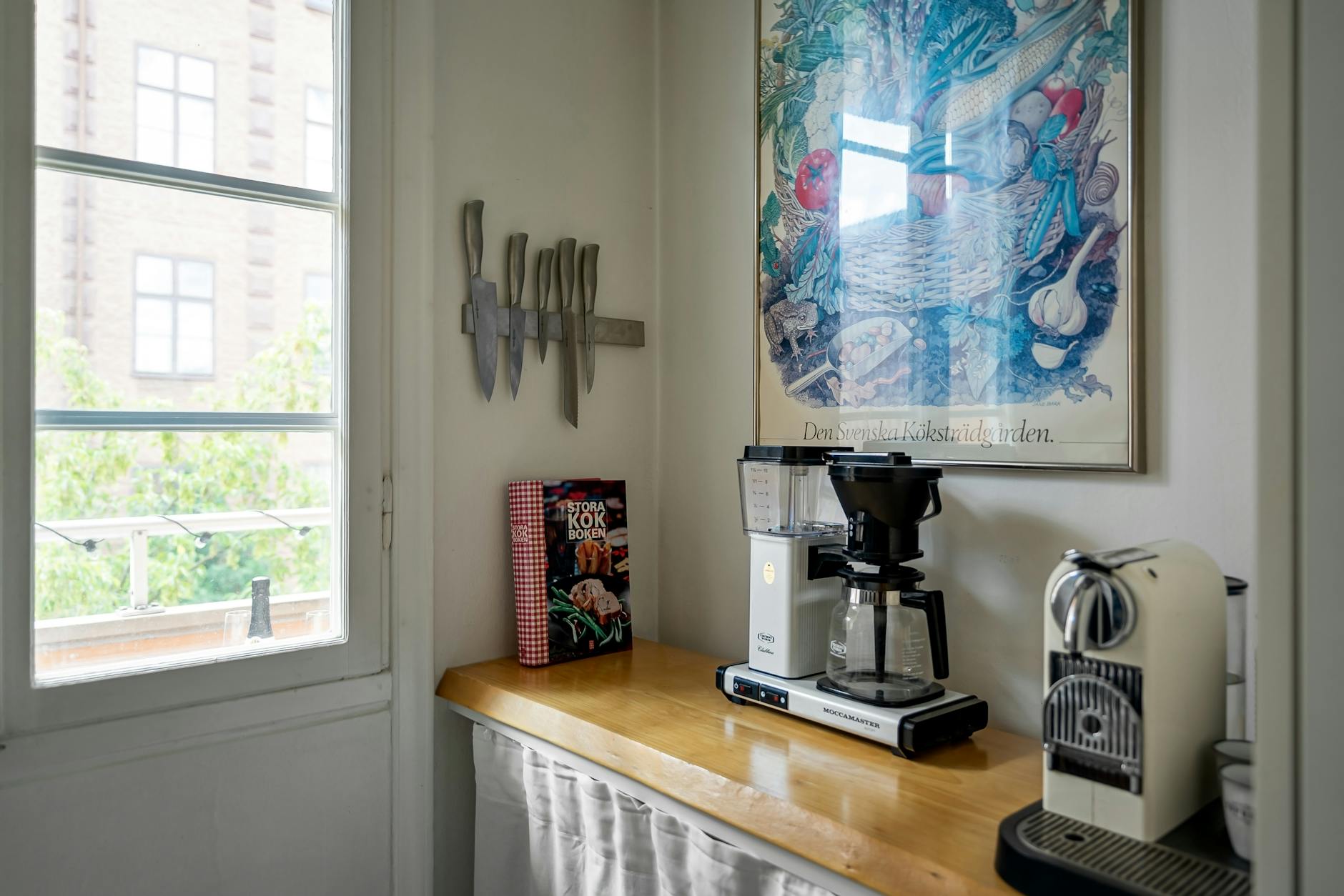 Nowoczesny kącik kawowy na blacie kuchennym przy oknie